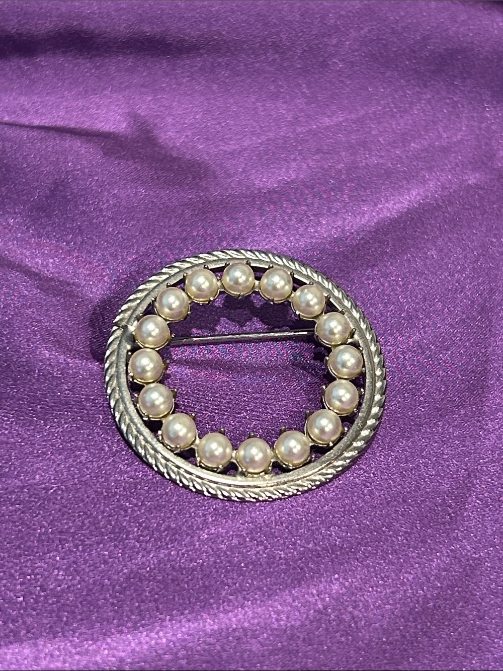 Pearl Circle Brooch in Silver Tone